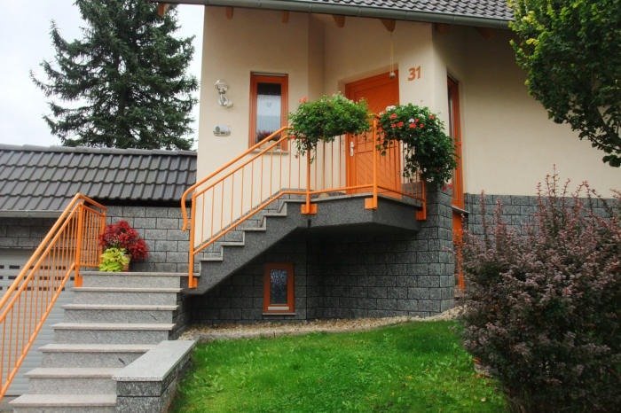Treppen- und Balkongeländer in Signalorange – Metallbau BAHNER